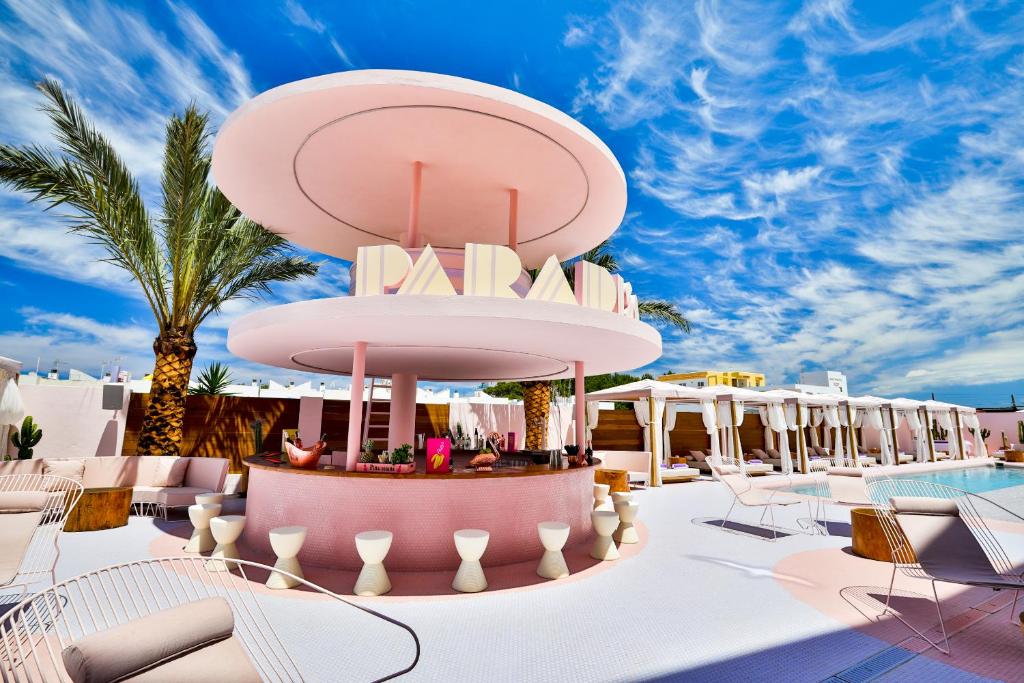 圣安东尼奥湾Paradiso Ibiza Art Hotel - Adults Only的一个带椅子和游泳池的度假村 ⁇ 染