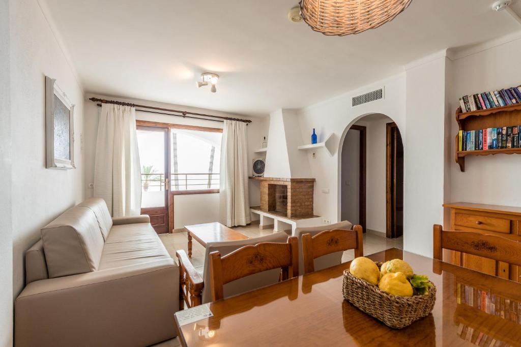 圣埃乌拉利亚罗斯公寓式酒店的客厅配有沙发和桌子