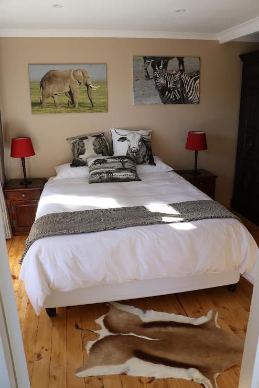 克尼斯纳Allan Grove 2的卧室配有一张大床,地板上放着一只动物