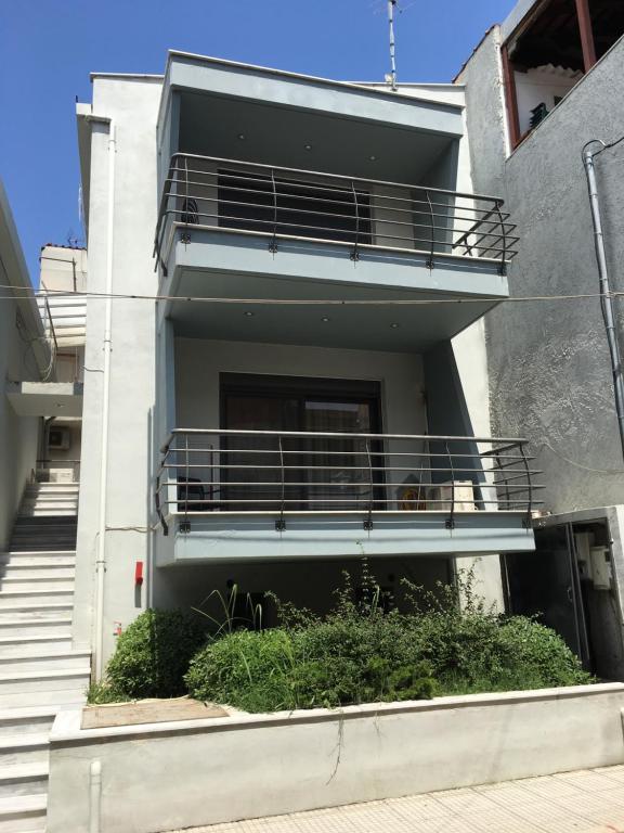 斯塔夫罗斯Il Mondo Apartments的带阳台和楼梯的白色建筑