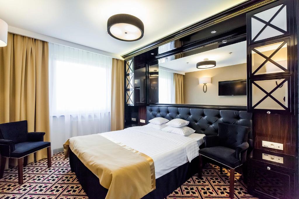 泽格雷兹500酒店的酒店客房,配有床和镜子