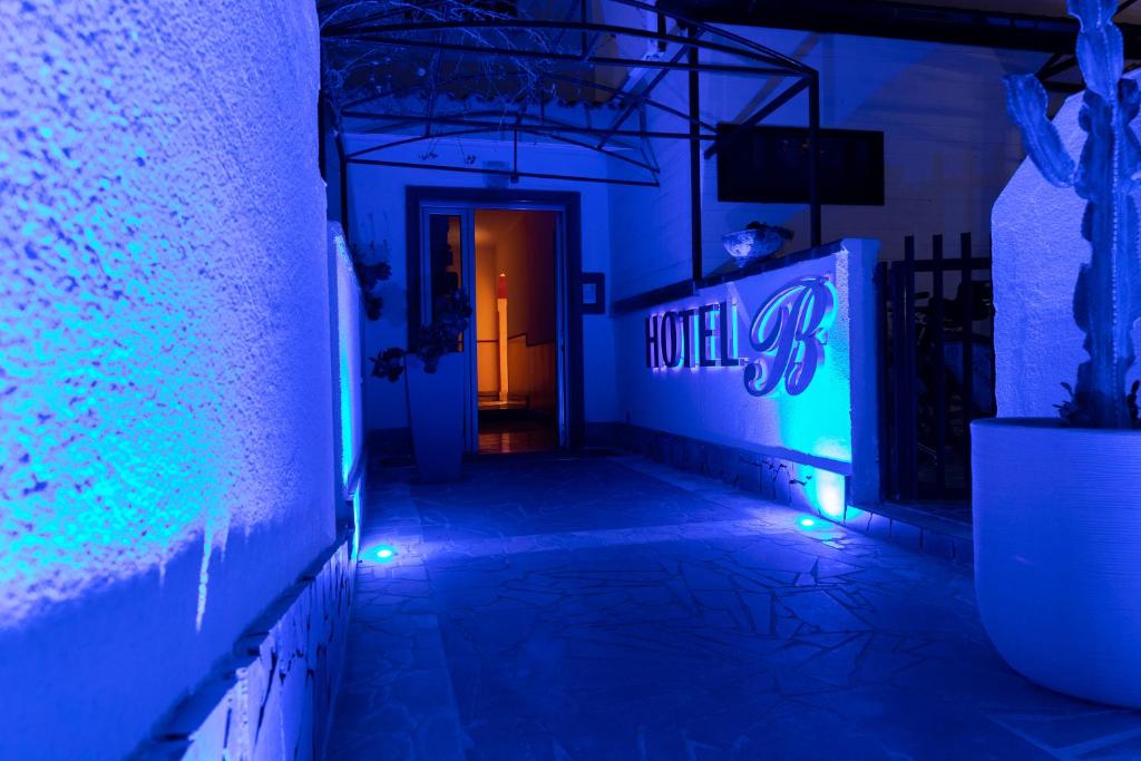 维博瓦伦蒂亚码头巴比里酒店的建筑物一侧的走廊上设有蓝色灯光