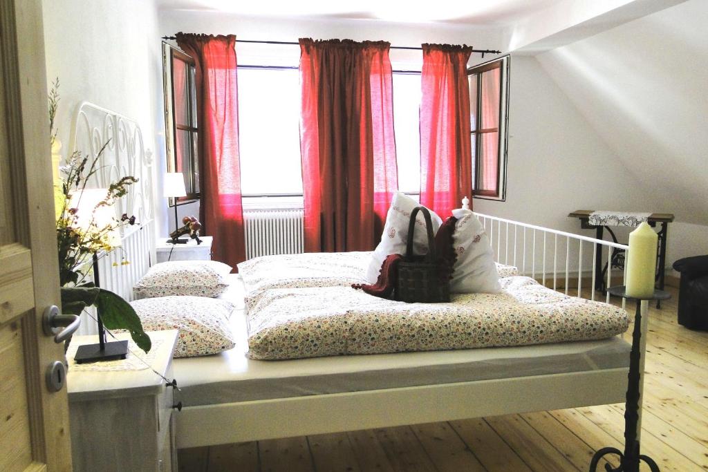 帕尔福林塔维恩公寓的红色窗帘的房间的一张床位