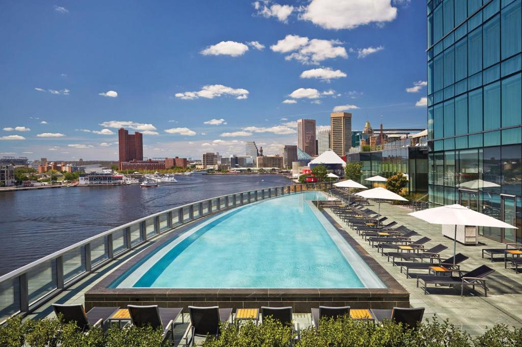 巴尔的摩巴尔的摩四季酒店的游泳池位于河边的建筑物顶部