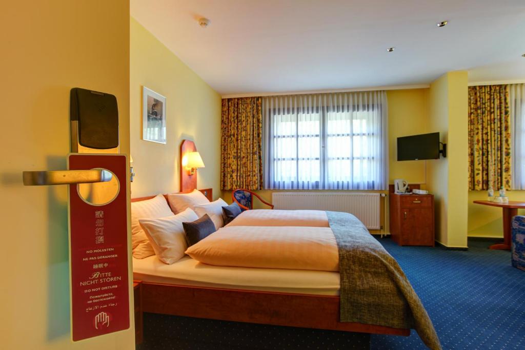汉堡Hotel Elbinsel的一间酒店客房,房内配有一张大床