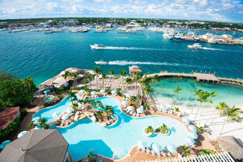 拿骚巴哈马天堂岛华威度假酒店 - 全包/仅限成人的享有码头的度假村空中景致