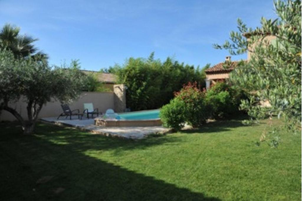 蒙塔尼亚克罗里维特旅馆的一个带游泳池和房子的庭院