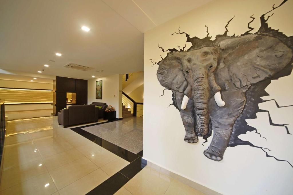 恩德培恩德培最佳西方精品花园酒店的走廊墙上的大象壁画