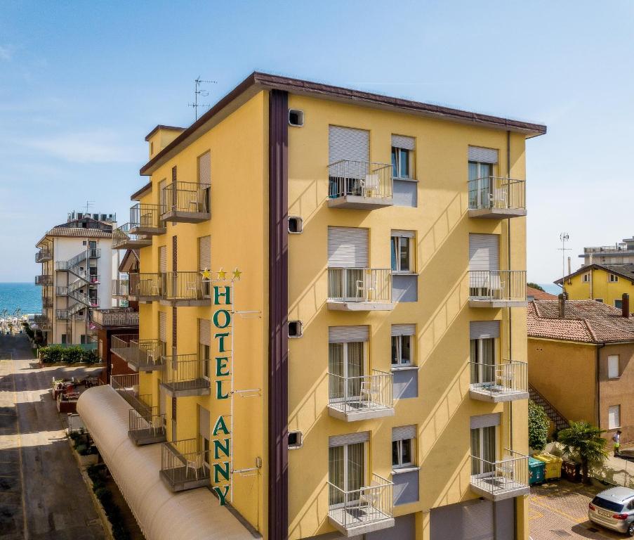 利多迪耶索罗安尼酒店 的黄色的建筑,上面有标志