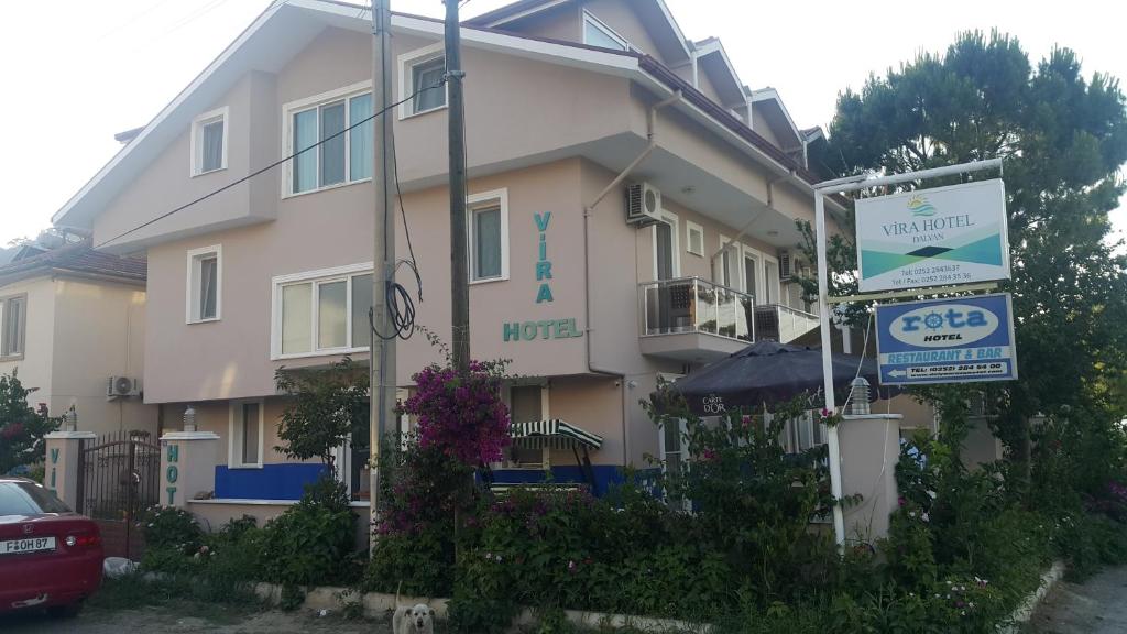 达利安VİRA HOTEL DALYAN的前面有标志的建筑