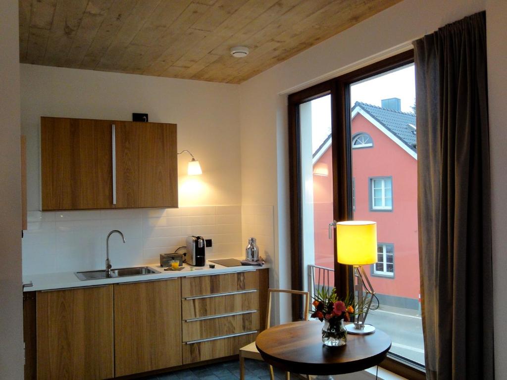 科隆科隆乡村公寓的厨房配有水槽、桌子和窗户