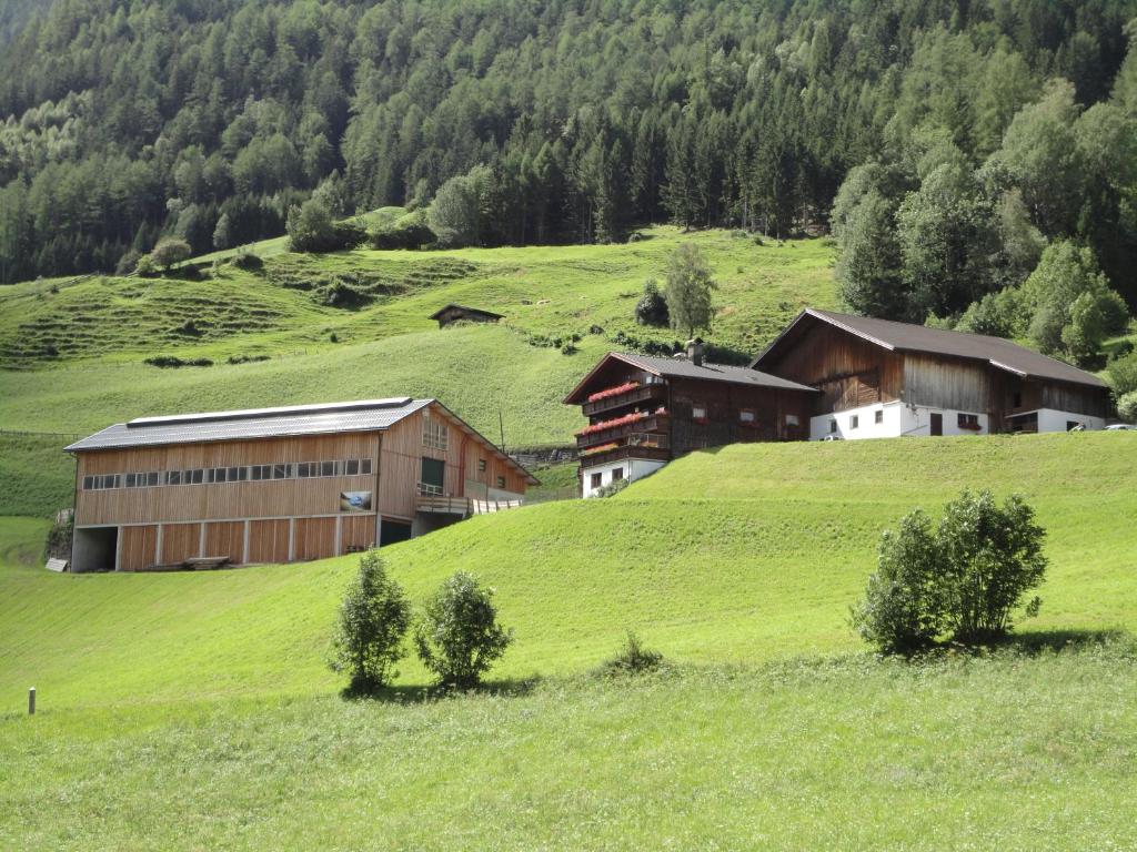 东蒂罗尔地区马特赖Bauernhof Bethuber的绿色山顶上一群建筑