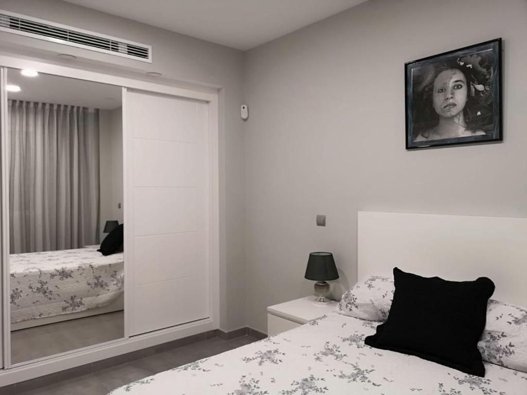 马德里Nicoletta的白色卧室配有镜子和床