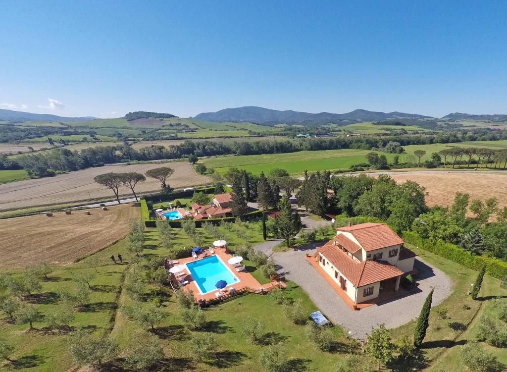 蒙泰卡蒂尼瓦尔迪切奇纳Agriturismo San Maurizio的享有带游泳池的房屋的空中景致