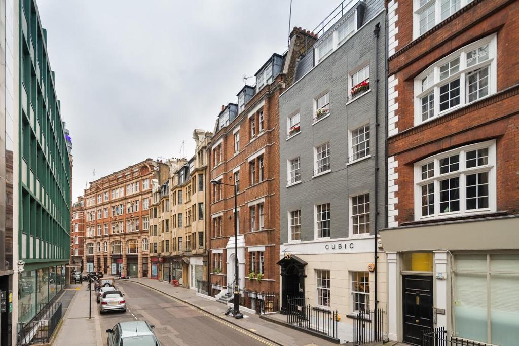 伦敦伦敦中心公寓 - 位置优越 的街道上拥有建筑和汽车的城市街道