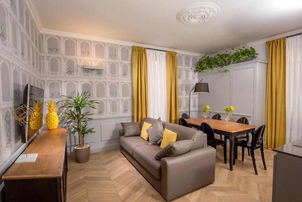 罗马Borgo Pio Charme的客厅配有沙发和桌子