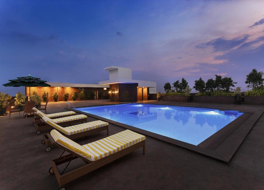 班加罗尔La Marvella, Bengaluru的周围设有大型游泳池,配有躺椅