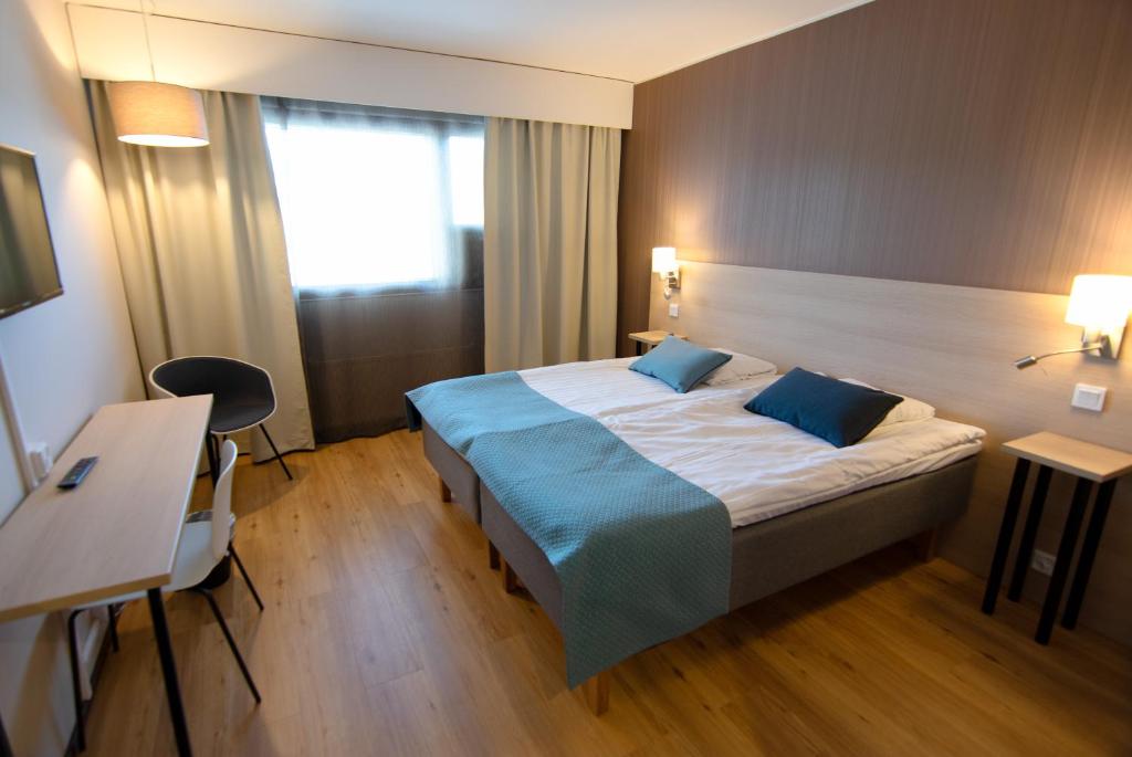 卡里纳齐维塔斯库酒店的配有蓝色枕头的床的酒店客房