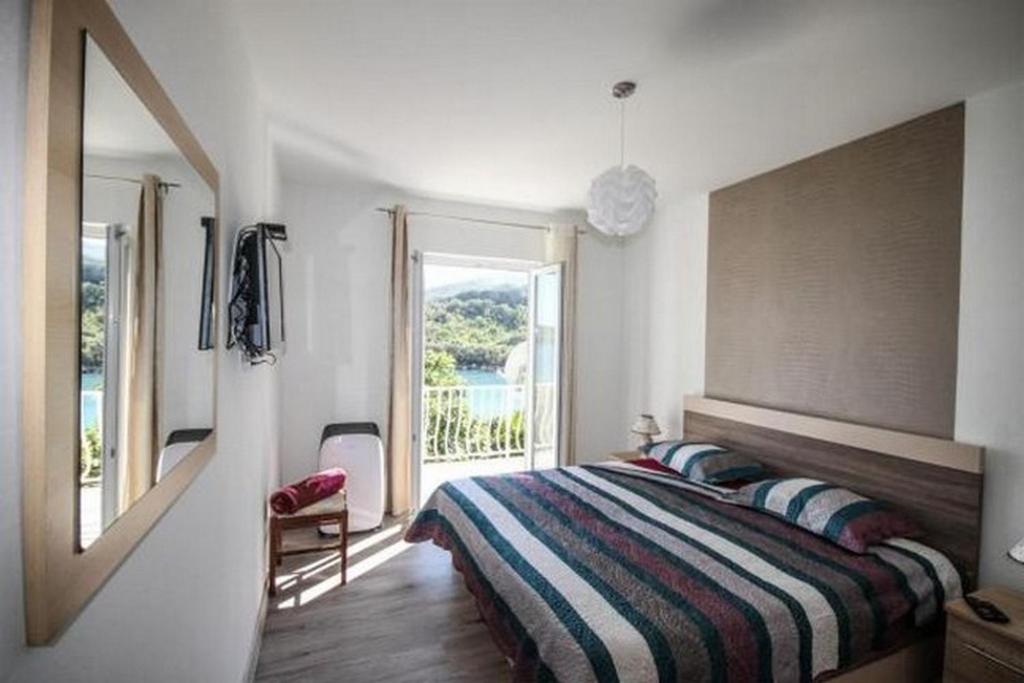 莫鲁纳特Villa Marija - Sea View Rooms的一间卧室设有一张床和一个大窗户