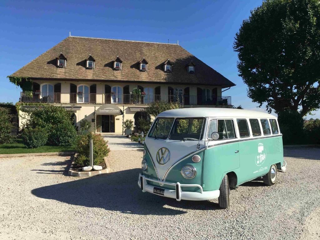绍雷莱博恩艾弥特格柯顿酒店 - 柯莱克松尼尔的停在房子前面的一辆绿色和白色的货车