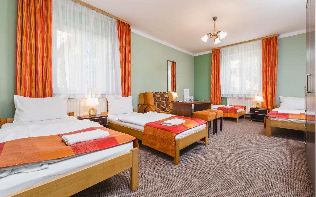 克拉科夫白家旅舍的酒店客房配有两张床和一张书桌