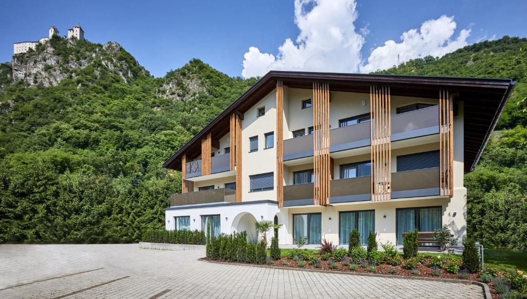 丘萨Residence Laitacherhof - Modern eingerichtete Apartments in der Nähe vom Zentrum von Klausen mit Aussenpool und Sauna的一座山地建筑