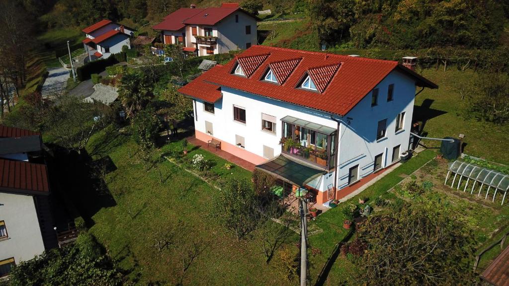 托尔明Sobe Černilogar的享有红色屋顶房屋的顶部景色