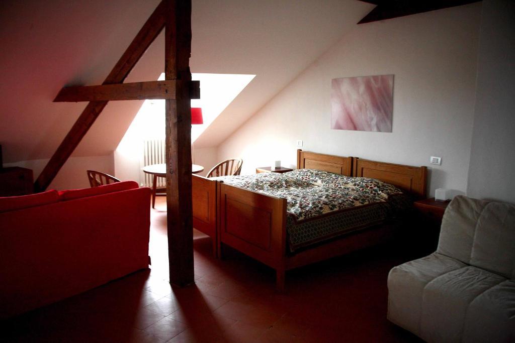 圣费利切德尔贝纳科Punta Del Corno Agriturismo的卧室配有1张床、1张桌子和1把椅子