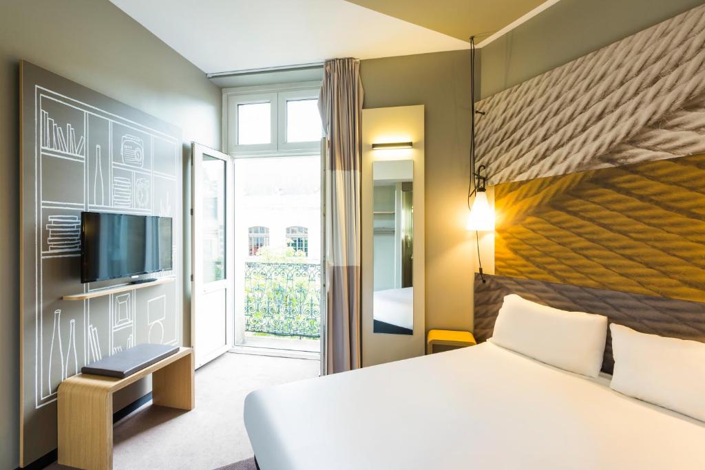 波尔多波尔多市中心圣让车站欧洲大西洋宜必思酒店的一间酒店客房,配有一张床和一台电视