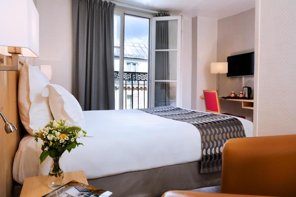 巴黎功博斯特尔酒店的酒店客房设有床和窗户。