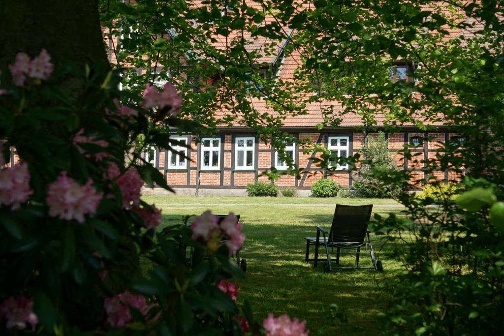 BommelsenBeekenhof的坐在建筑物前面的草上椅子