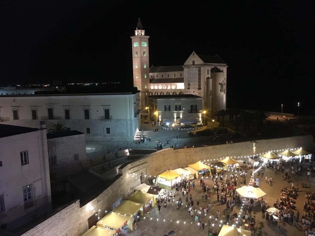 特拉尼Levante的一群人站在一座建筑物前,晚上