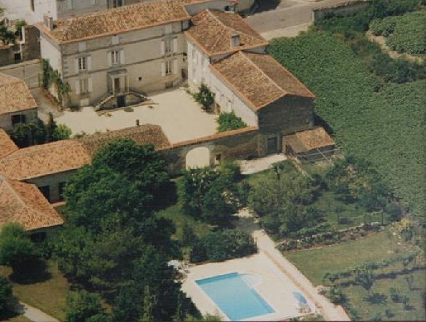 HiersacLe Bonheur- Suite Cognac的享有带游泳池的房屋的空中景致