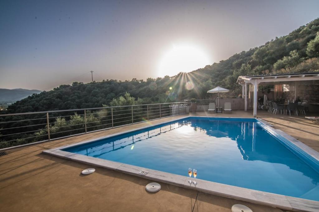 AyiáAksos Suites Accessible Accommodation的山景游泳池