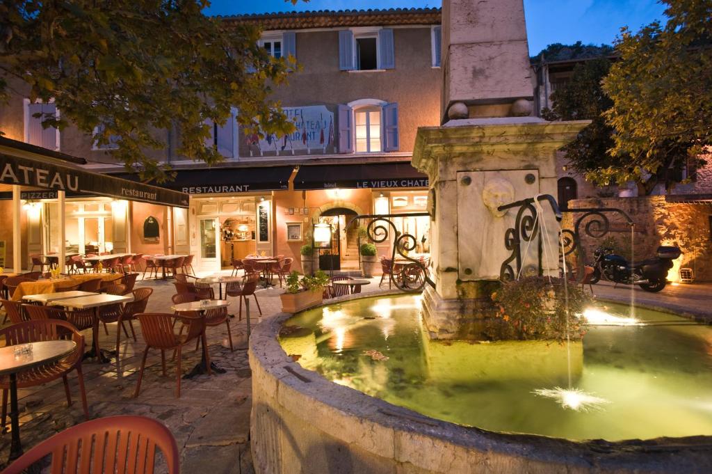 艾吉纳Le Vieux Château的餐厅前庭院的喷泉