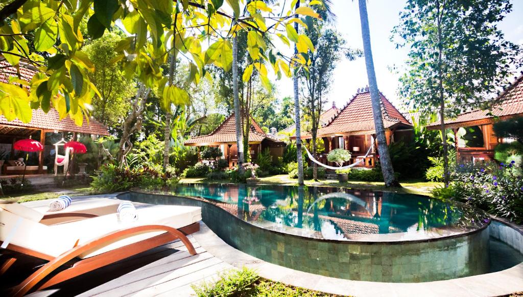 乌布Villa Sindu Ubud的度假村前的游泳池