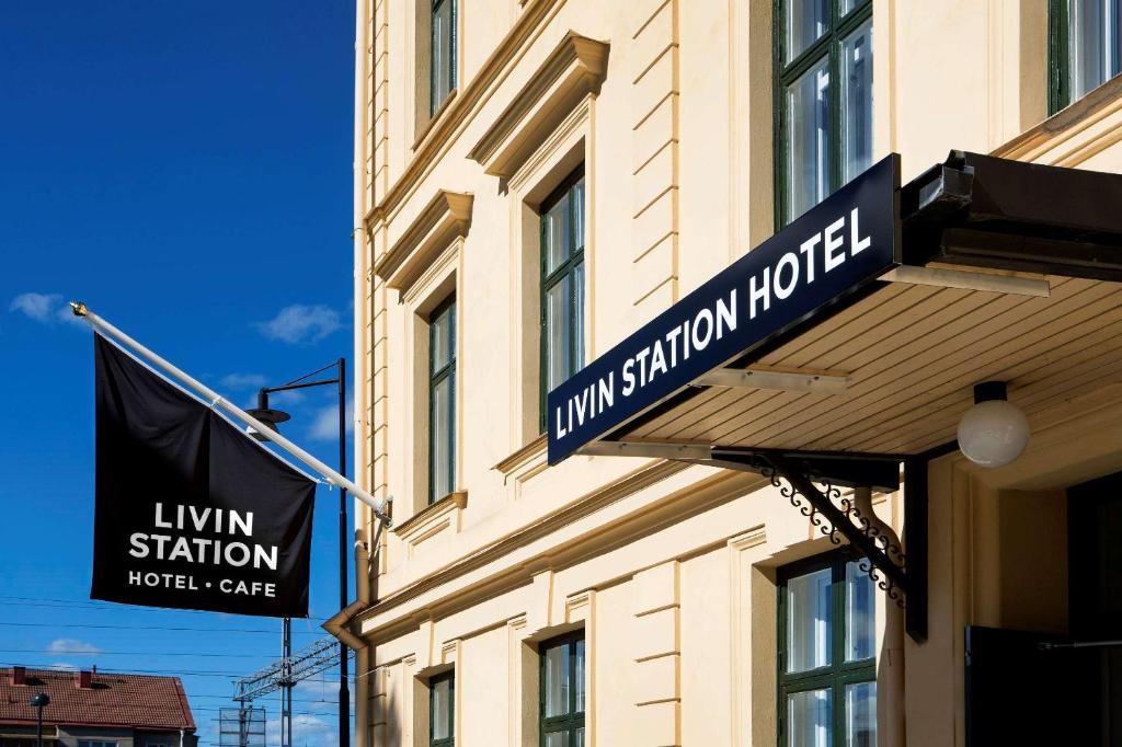 厄勒布鲁Livin Station Hotel的大楼一侧酒店标志
