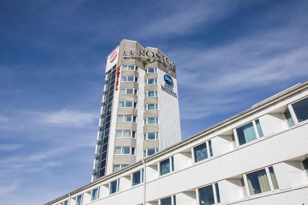 厄勒布鲁厄勒布鲁欧洲贝斯特韦斯特酒店的一座高大的建筑,上面有标志