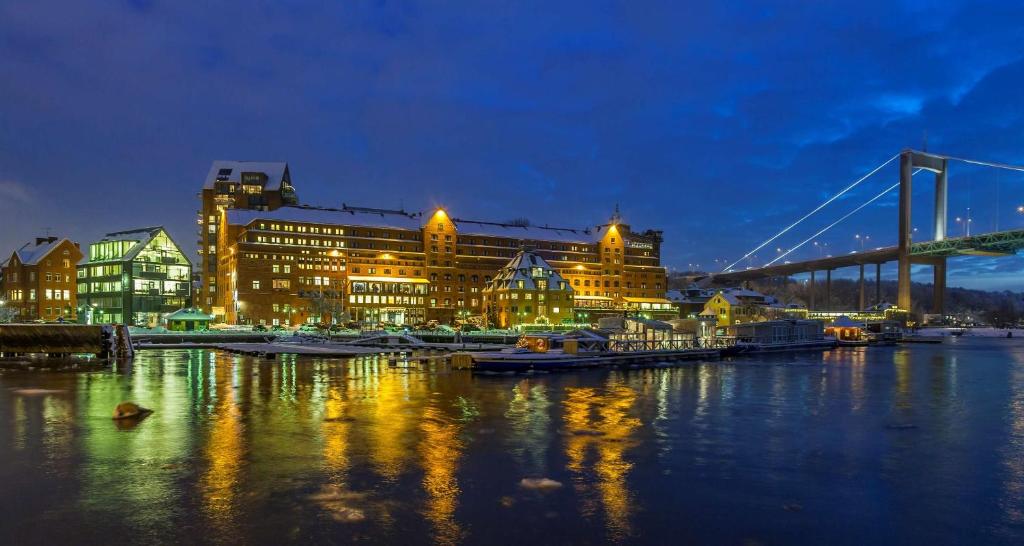 哥德堡Quality Hotel Waterfront的港口,夜间有船和桥