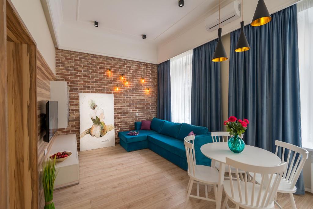 基辅Sofievskaya Apartments的客厅配有蓝色的沙发和桌子