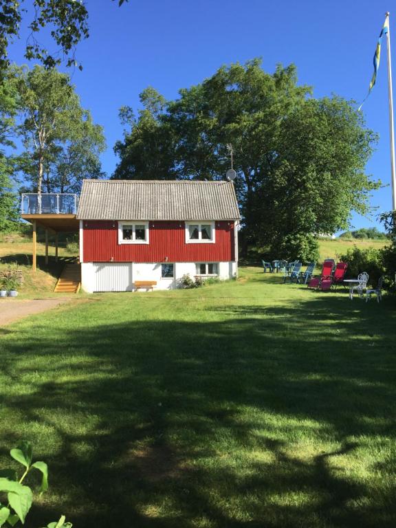 巴斯塔德Cottage Båstad/Bjäre的草地上的一个红白谷仓