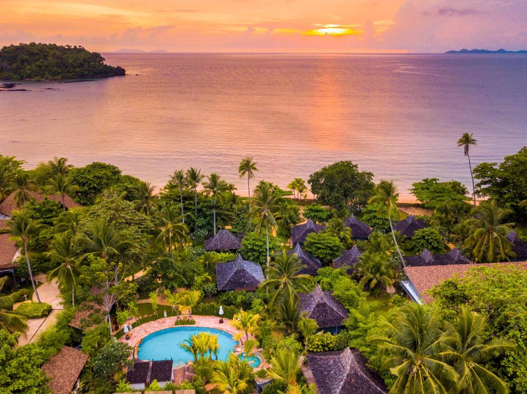 利邦岛利邦岛安德里海滩度假村的日落时分享有度假村和海洋的空中景致