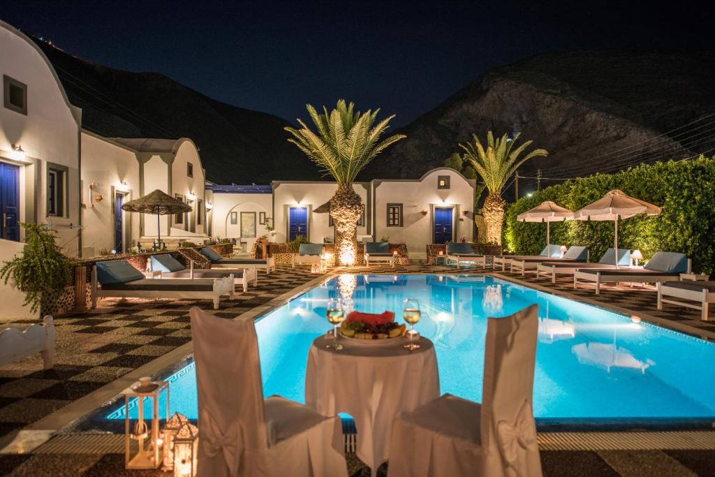 佩里萨阿尼斯纳别墅酒店的一个带椅子和桌子的度假游泳池