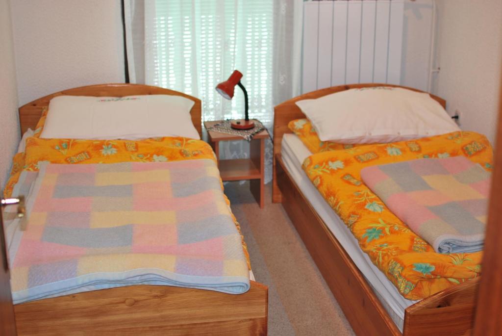 OrmozFarm Stay Bogša的卧室内的两张床,配有台灯