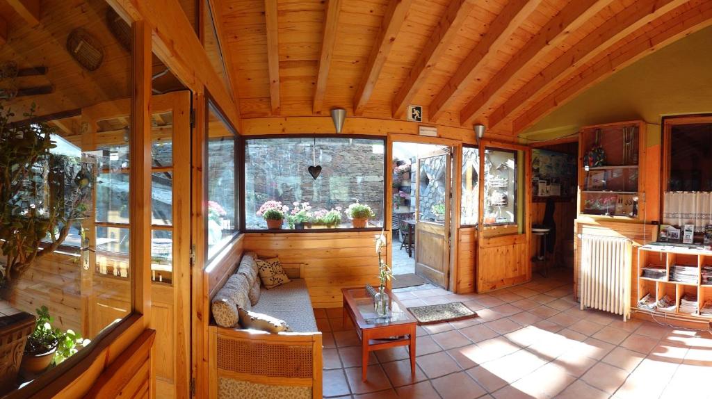 拉莫利纳佩雷卡尼庇护小屋旅舍的享有带木制天花板的房子的内部景致