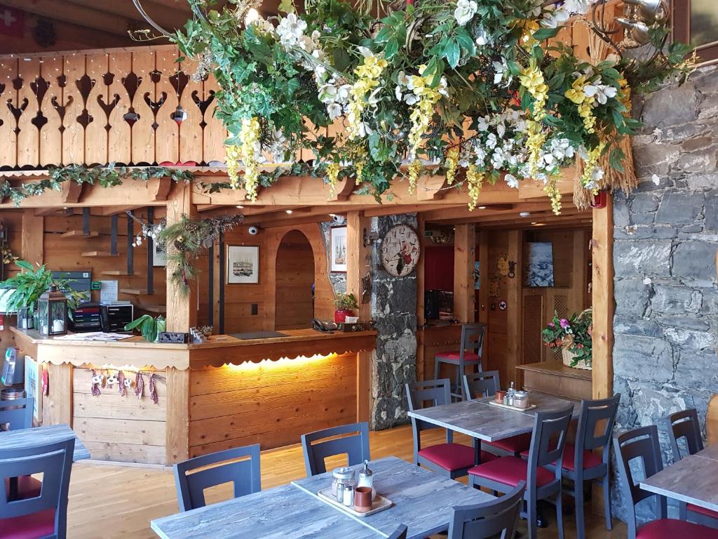 日内瓦日内瓦酒店的餐厅墙上挂着桌椅和鲜花