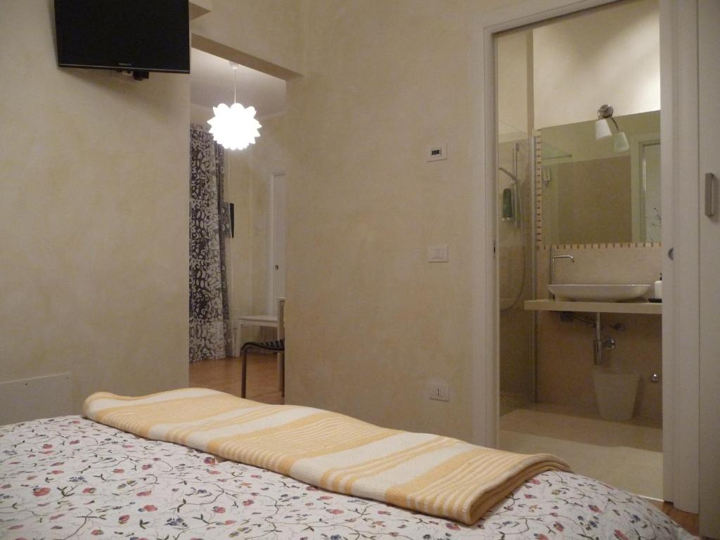 Moggio Udinese瑞兹登思住宿加自行车酒店的一间卧室配有一张床,浴室设有水槽