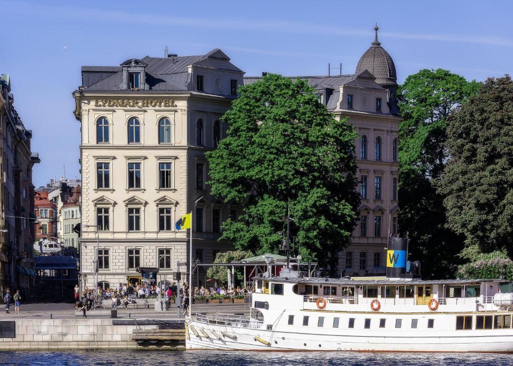 斯德哥尔摩利德玛酒店的建筑物前的水中船只