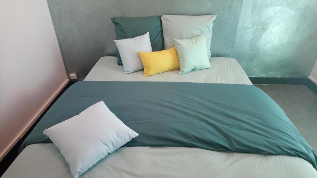 利布尔讷Agreable appartement proche Gare的一张床上有四个枕头的房间