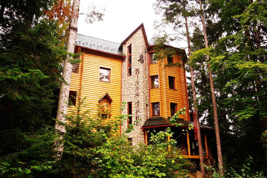 亚列姆切Villa Iris的森林中间的黄色房子